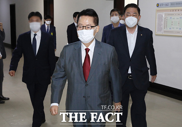 박지원 국가정보원장이 11일 일본에서 귀국해 스가 요시히데 일본 총리를 만나 한일 양 정상이 한일 관계의 정상화를 위해서 노력하고 의지가 강하다는 것을 느꼈다고 말했다. 박지원 국가정보원장이 국회에서 열린 정보위원회 전체회의에 참석하고 있는 모습. /배정한 기자