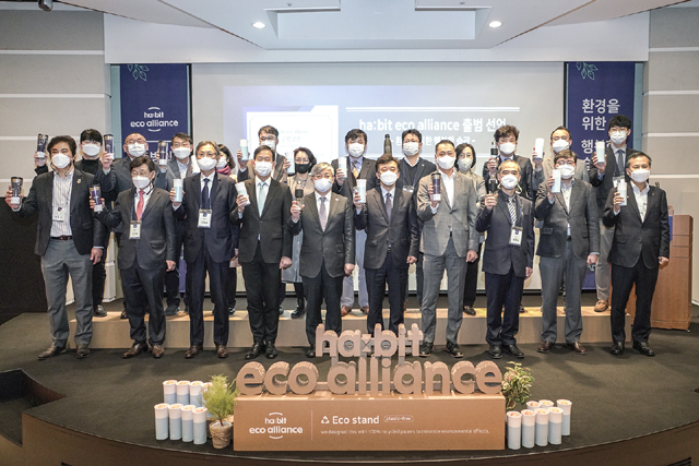 환경부·외교부·서울시·수원시·SKT·KB금융그룹·태광그룹·스타벅스코리아·달콤 등 총 23개 기관 및 기업이 11일 서울 을지로 SKT 사옥에서 일회용 플라스틱컵 사용량 감소를 선도하고 일상 생활에서 환경 보호를 실천하기 위한 해빗 에코 얼라이언스 출범을 알리고 있다. /SKT 제공