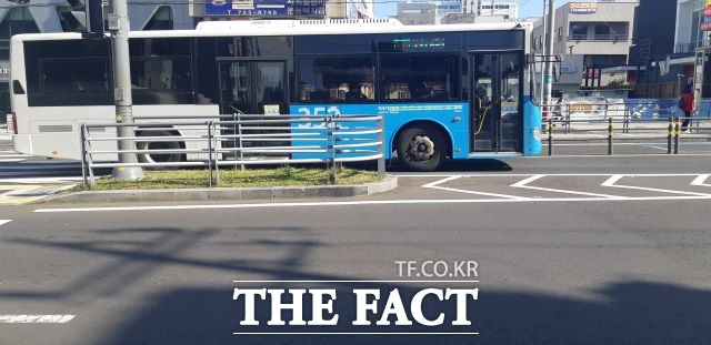 제주특별자치도는 코로나19여파로 지난달 5일부터 감축운행중인 26개 버스노선 34대에 대해 오는 16일부터 정상화한다. (사진은 제주시내 운행 버스 /사진=김용덕 기자)