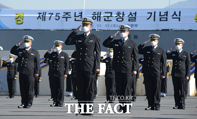 경례하는 해군 장병들.