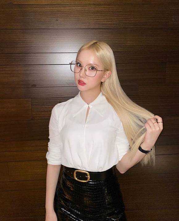 그룹 여자친구 은하가 각막염으로 당분간 스케줄에 불참해 여자친구는 5인 체제로 활동한다. /은하 SNS