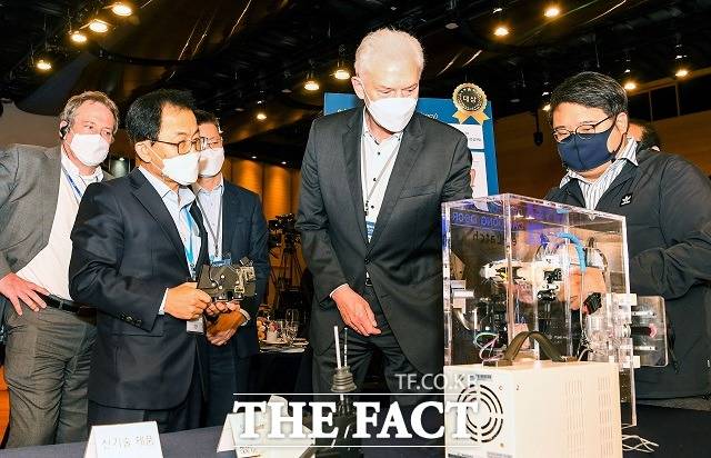 현대·기아차가 11일 경기도 화성시 롤링힐스 호텔에서 2020 R&D 협력사 테크데이를 개최했다. 현대·기아차 연구개발본부 본부장 알버트 비어만 사장이 협력사 신기술 전시물을 살펴보고 있는 모습 /현대·기아차 제공