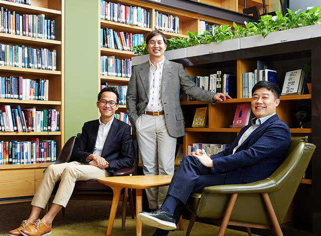 삼성전자는 종합기술원의 안중권(왼쪽부터)·원강희 전문연구원, 이홍석 마스터 등 3인이 공동 저술한 얇은 홀로그래픽 디스플레이 논문이 최근 네이처 커뮤니케이션즈에 실렸다고 11일 밝혔다. /삼성전자 뉴스룸 제공