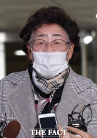 [TF포토] 취재진 질문에 답변하는 이용수 할머니