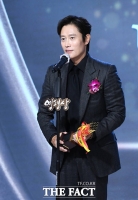 [TF포토] 이병헌, '영평상 남우주연상 수상'