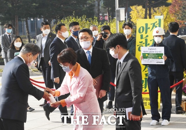 더불어민주당은 산업재해 예방과 기업 책임 강화를 위해 중대재해기업처벌법 대신 산업안전법 개정안을 추진하는 것에 무게가 쏠린 것으로 알려졌다. 지난 10월 28일 문재인 대통령이 내년도 예산 시정연설을 위해 국회를 방문했을 당시 중대재해기업차벌법 촉구 1인 시위를 하는 류호정 정의당 의원(오른쪽 첫 번째) /이새롬 기자