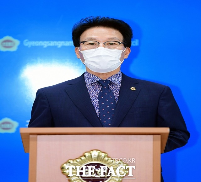 경남도의회 김하용 의장이 지난 9월 21일 경남도의회 브리핑룸에서 기자회견을 하고 있다. /더팩트DB