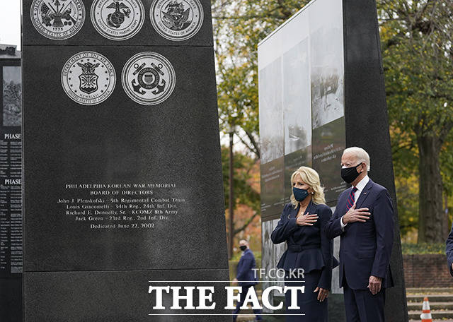 조 바이든 미 대통령 당선인(오른쪽)이 부인 질 여사와 함께 11일(현지시간) 미 펜실베이니아주 필라델피아에 있는 한국전쟁 참전기념비를 찾아 참배하고 있다. /필라델피아=AP.뉴시스