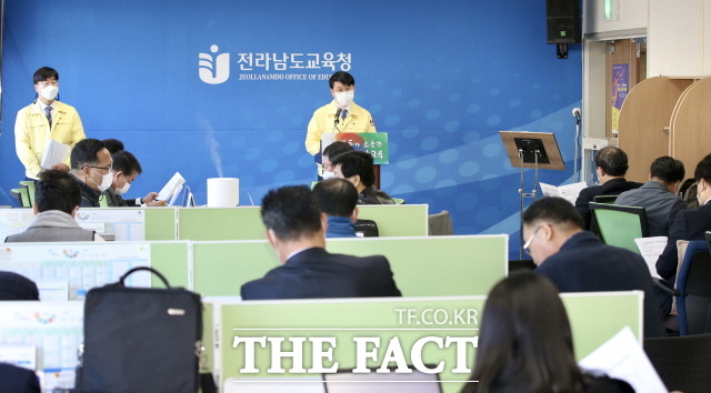 전남도교육청 기자실에서 2021년도 예산안을 김춘호 행정국장이 브리핑하고 있다./전남도교육청 제공