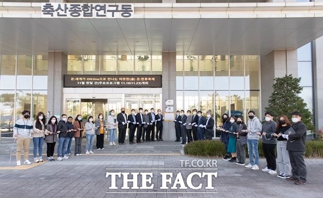 12일 농촌진흥청 국립축산과학원이 법과학시험 DNA 검사 분야에서 국제공인시험기관으로 인정받아 현판식을 진행하고 있다. /농진청 제공