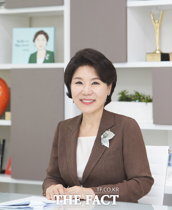 서울시가 대법원에 서초구의 재산세 감면안을 제소한 것을 두고 서초구가 대법원에서 반드시 승소해 재산세를 환급해 드리도록 노력하겠다고 밝혔다. 사진은 조은희 서초구청장. /서초구 제공