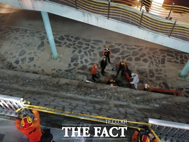 부산 명륜역 인근 보행로 난간이 무너지면서 몸을 기대고 있던 30대가 9m 아래로 추락해 부상을 입었다. /부산경찰청 제공