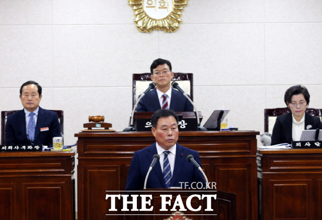 지난 10일 개회한 제268회 무안군 제2차 정례회에서 김산군수는 군정 혁신 실현을 위해 함께 노력하자고 호소했다.<사진>2018년 12월 무안군의회 정례회에서 김산 군수가 광주 군공항 무안이전 반대 입장을 밝히고 있다./무안군 제공