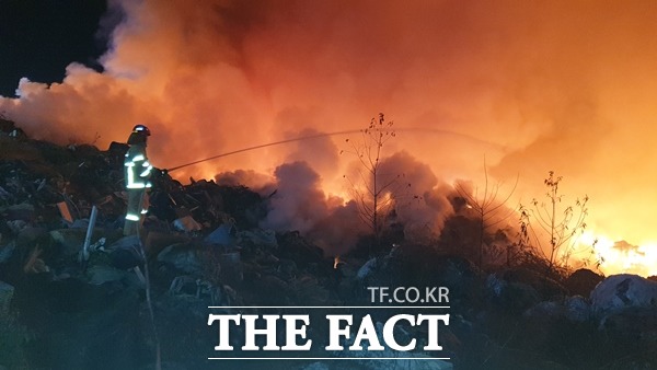 경북 구미시 산동면 환경자원화시설에서 원인을 알 수 없는 화재가 발생 소방차 13대등이 출동해 화재진압에 낫고 있다./경북소방본부제공