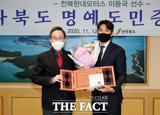 송하진 전북도지사가 12일 전북도청 회의실에서 이동국 선수에게 268번째 전북도 명예도민증을 받은 뒤 기념촬영을하고 있다. /전북도 제공