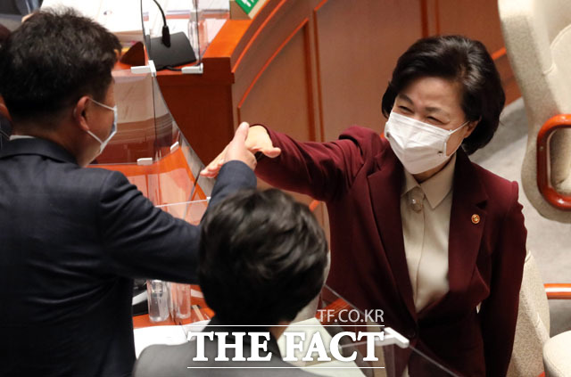 추미애 법무부장관이 12일 국회 예산결산특별위원회 전체회의에 출석해 의원들과 인사를 나누고 있다. /국회=남윤호 기자