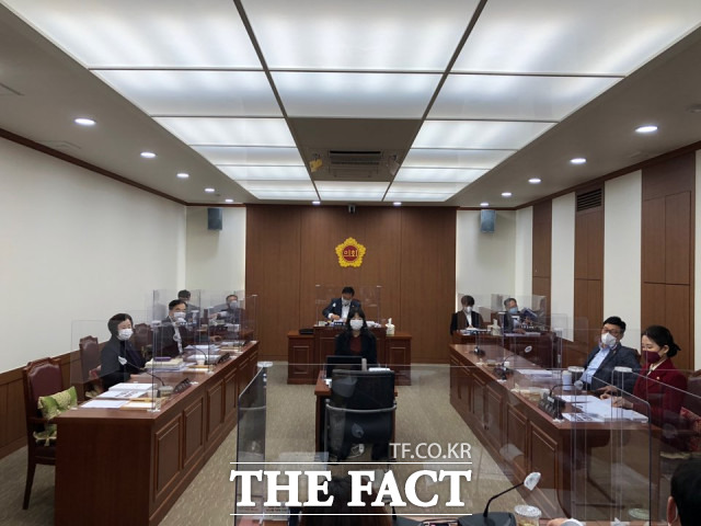 대구시의회 이영애 의원이 대구의 출산율을 높이기 위해서는 생애주기별 맞춤형 출산 장려정책이 필요하다고 밝혔다. 사진은 대구시의회 문화복지위원가 12일 여성청소년교육국 행정사무감사를 하고 있는 모습/ 박성원 기자