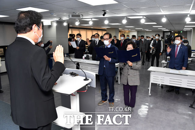 12일 오전 서울 여의도 더불어민주당 당사에서 열린 전국노인위원회 발대식 및 임명장 수여식에서 이낙연 더불어민주당 대표(왼쪽)와 전국노인위원회 운영위원들이 결의문을 낭독하고 있다. /남윤호 기자