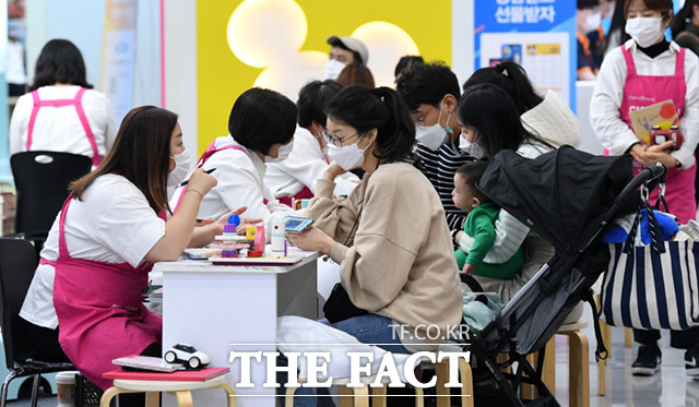 제46회 서울국제유아교육전&키즈페어가 12일 오후 서울 강남구 코엑스에서 열린 가운데 학부모들이 상담을 받고 있다. /임세준 기자