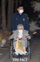 [TF포토] 이만희, '고개 숙인 채 구치소 밖으로'