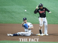 [TF포토] 조용호, '2루타 치고 세리머니!'