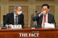 [TF포토] 국회 포럼에서 만난 반기문과 주호영