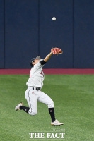 [TF포토] 결정적인 타구 놓치는 정수빈