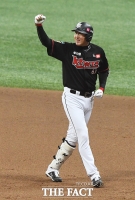 [TF포토] 1타점 적시타 유한준, '오늘은 내가 영웅'