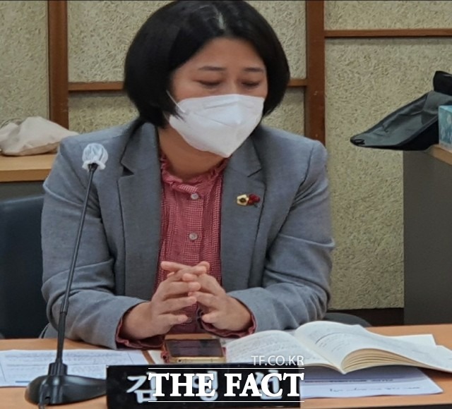 12일 열린 경북도의회 안동의료원 행정사무감사에서 김영선(비례)도의원이 질의하고 있다/안동=김서업 기자