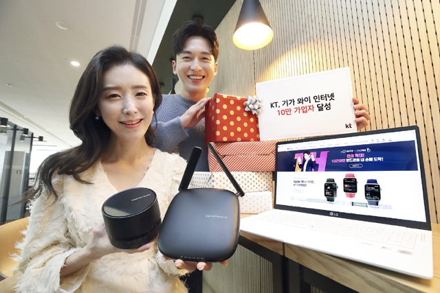 KT 모델들이 기가 와이파이 버디와 가정용 와이파이 공유기 기가 와이파이 홈 에이엑스를 들고 기가와이 인터넷 10만 가입자 달성 소식을 알리고 있다. /KT 제공