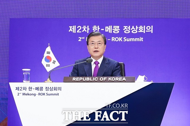 문재인 대통령이 13일 청와대 본관에서 열린 제2차 한-메콩 화상 정상회의에서 한국은 메콩과 진정한 친구가 될 것이라며 1차 정상회의에서 세운 이정표를 따라 전략적 동반자 관계로 한 걸음 더 나아갈 것을 제안한다고 말했다. /청와대 제공