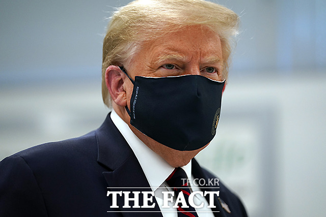 도널드 트럼프 미국 대통령이 중국 인민해방군과 관련이 있는 중국 기업의 주식을 직접 사거나 펀드를 통해 투자하는 행위를 금지하는 행정명령에 서명했다. /AP.뉴시스