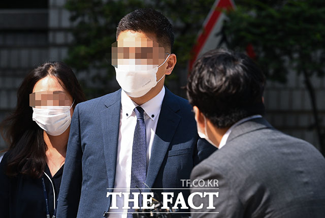 검언유착 의혹의 핵심인물인 이동재 전 채널A 기자가 17일 오전 서울 서초구 서울중앙지법에서 열린 구속 전 피의자심문(영장실질심사)에 출석하고 있다. /김세정 기자