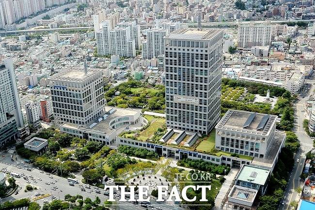 부산지역 거리에 무단으로 오랫동안 방치된 차량과 불법으로 구조변경 된 차량 등 1046건이 불법 차량 단속에 적발됐다.사진은 부산시청 전경. /부산시 제공