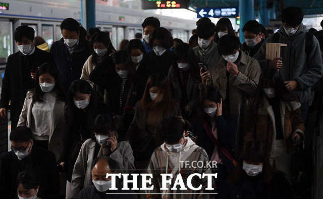 앞으로 출퇴근 길에 들를 수 있는 지하철 역사 내 약국과 의원이 더 많아질 전망이다. 13일 오전 서울 구로구 신도림역에서 시민들이 마스크를 쓰고 지하철을 이용하고 있다. /이동률 기자