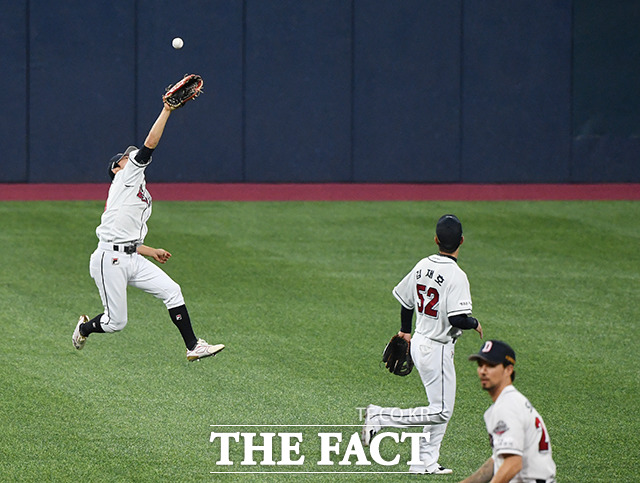 2020 신한은행 SOL KBO리그 플레이오프 3차전 두산 베어스와 KT 위즈의 경기가 12일 오후 서울 구로구 고척스카이돔에서 열린 가운데 8회초 두산 정수빈(왼쪽)이 KT 배정대의 타구를 놓치고 있다./고척=배정한 기자