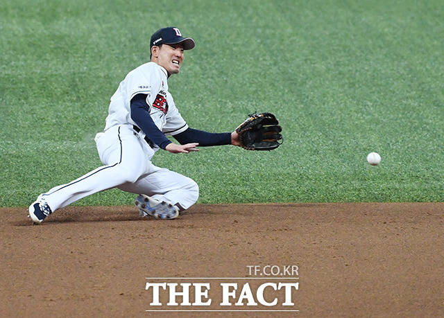2020 신한은행 SOL KBO리그 플레이오프 3차전 두산 베어스와 KT 위즈의 경기가 12일 오후 서울 구로구 고척스카이돔에서 열린 가운데 8회초 두산 김재호가 KT 유한준의 타구를 놓치고 있다./고척=배정한 기자