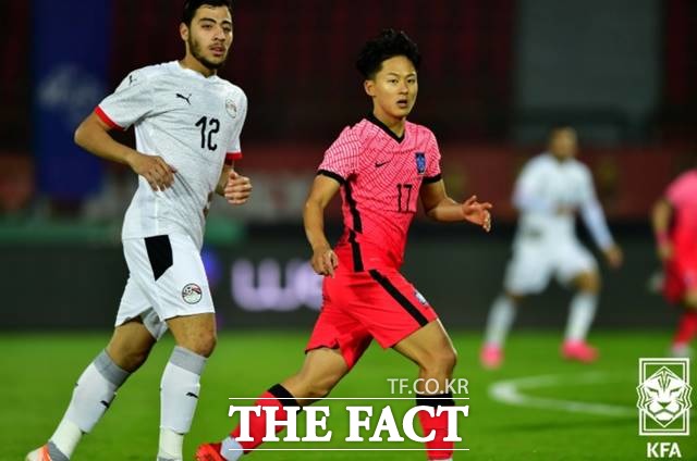 대한민국 김학범호에 합류한 이승우(오늘쪽)가 13일 이집트와 원정 평가전에서 활약하고 있다./KFA제공