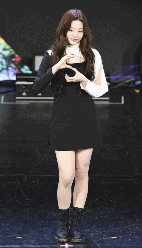 스테이씨의 멤버 세은이 포토 타임을 갖고 있다. /하이업엔터테인먼트 제공