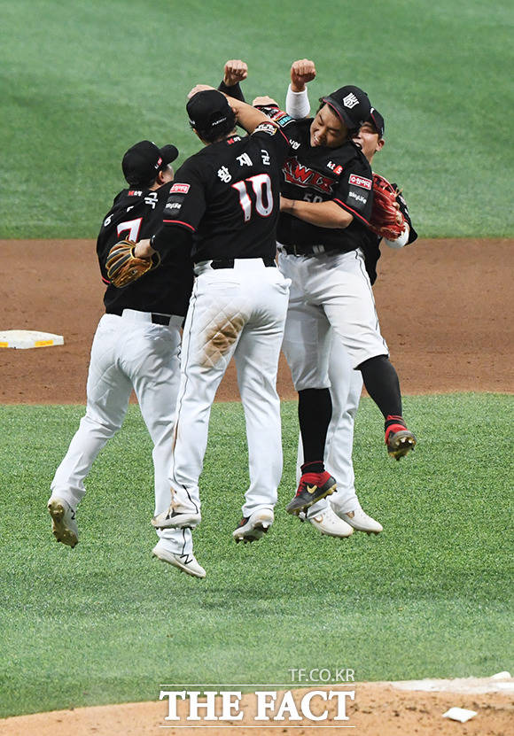 2020 신한은행 SOL KBO리그 플레이오프 3차전 두산 베어스와 KT 위즈의 경기가 12일 오후 서울 구로구 고척스카이돔에서 열렸다. 9회말 KT 선수들이 플레이오프 첫승을 확정지은 뒤 기뻐하고 있다. /고척= 배정한 기자