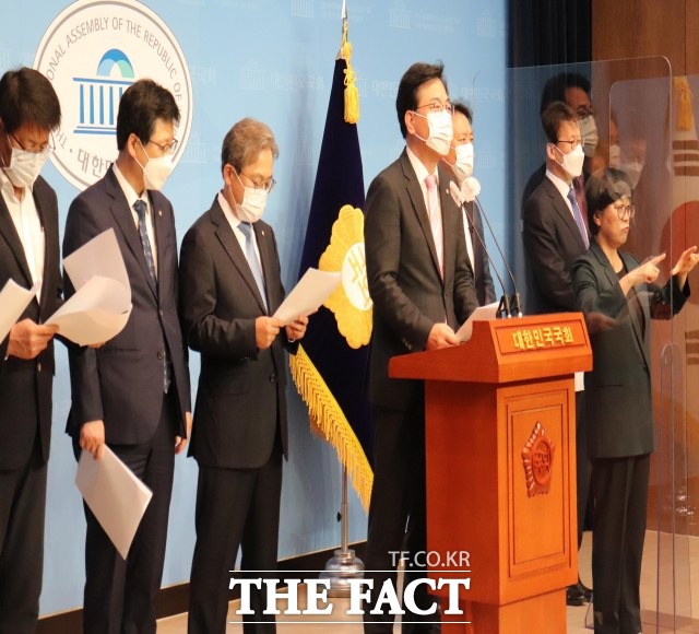 ‘혁신·기업도시 발전을 위한 여야 의원모임은 12일 국회 소통관에서 기자회견을 열고 혁신‧기업도시 육성 및 발전을 위한 개정법률안을 발표했다.사진 중앙 송언석 의원/송언석 의원실 제공