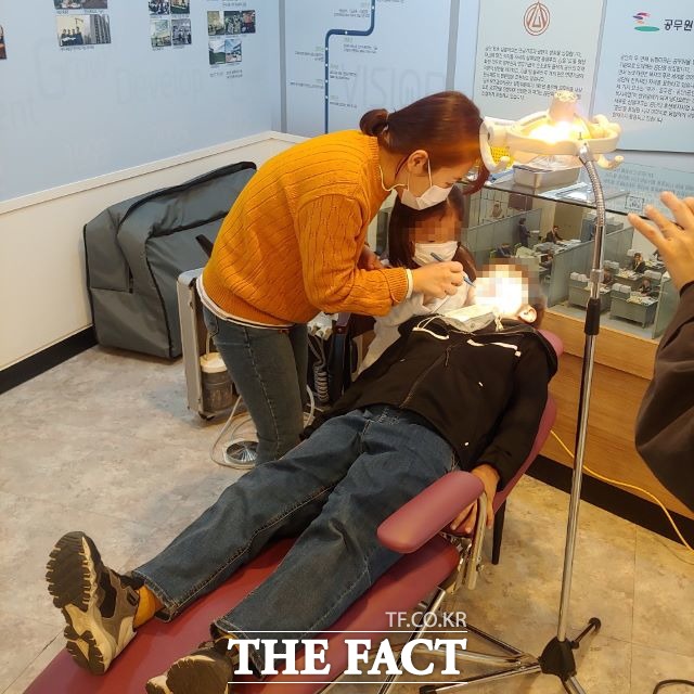 서귀포보건소는 공무원연금공단과 연계하여 오는 21일부터 12월 9일까지 매주 수요일 오후 2시부터 6시까지 관내 어린이집 15곳을 대상으로 구강안전체험관을 공무원연금공단 GEPS라운지에서 운영하고 있다. 서귀포보건소 제공