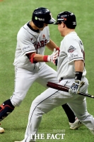 [TF포토] 최주환-박세혁, '힘차게 나누는 홈런의 기쁨!'