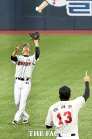 [TF포토] 마지막 아웃카운트 잡아내는 두산 김재호