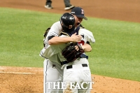 [TF포토] 두산 플렉센-박세혁 '승리를 알리는 포옹!'