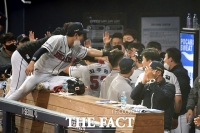 [TF포토] 두산 최주환, '투런홈런으로 선취 득점 성공!'