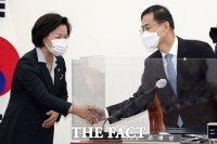 [TF포토] 악수하는 추미애-조재연