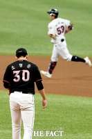 [TF포토] KT 소형준-두산 최주환, '희비교차'