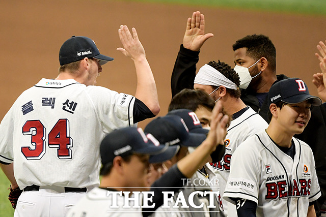 2020 KBO 포스트시즌 플레이오프 4차전 두산 베어스와 kt 위즈의 경기가 13일 오후 서울 구로구 고척스카이돔에서 열린 가운데 두산 선수들이 승리의 기쁨을 나누고 있다./고척=이선화 기자