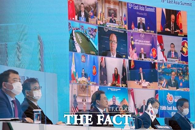 문재인 대통령이 14일 오후 청와대 본관에서 화상으로 열린 제15차 동아시아 정상회의(EAS)에 참석해 회원국의 발언을 듣고 있다. /청와대 제공